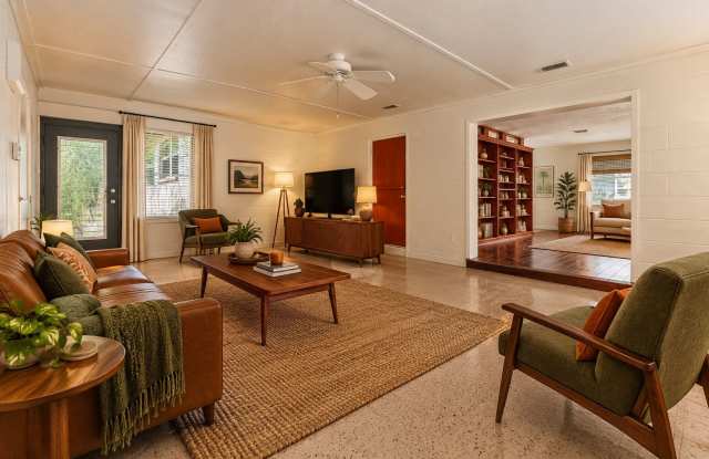 Charming Mid Century Modern Home/Fenced Yard/Lawn Care Included Gallery 3