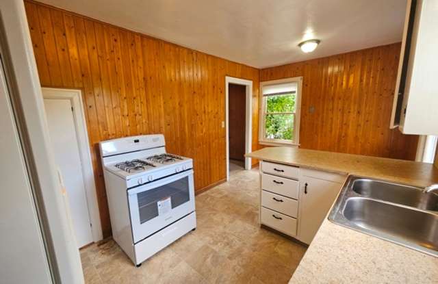 4Bd/2Ba Two Story House - Available Soon! Gallery 3