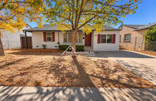 Wonderful Updated 3bd/1ba Home with Large Backyard Gallery 1
