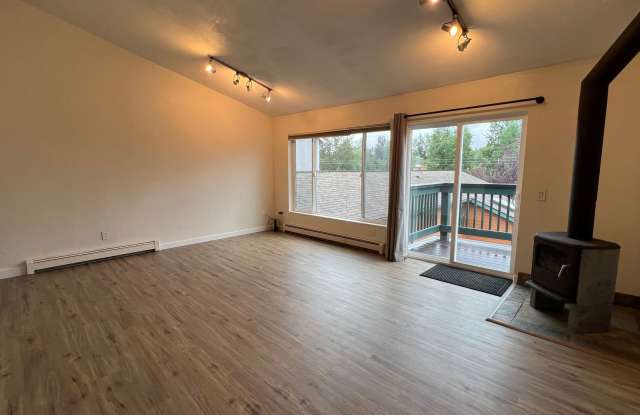 A Dual Master Bedroom Townhouse w/Updated Bathrooms  & Large 2 Car Garage! Gallery 3