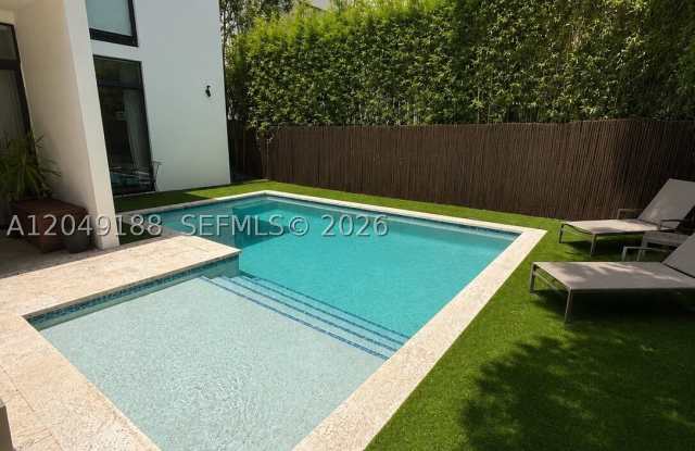 8631 Arboretum Ln Gallery 1