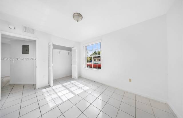 3453 SW 23rd Ter Gallery 2