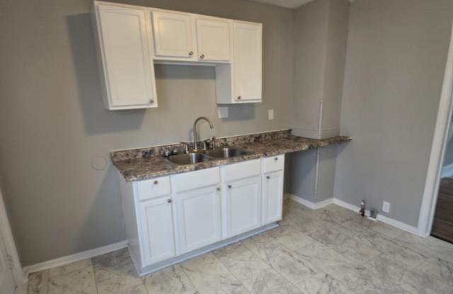 Newly Updated Two Bedroom Near 10th & Sherman Gallery 3