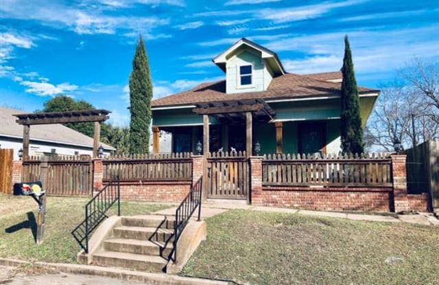 514 N Doak ST - 514 North Doak Street, Taylor, TX 76574