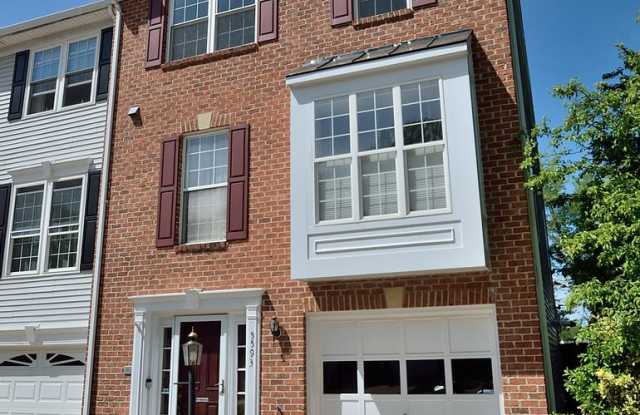 Fantastic End Townhome w/Garage in Kingstowne - 5593 Jowett Court, Kingstowne, VA 22315