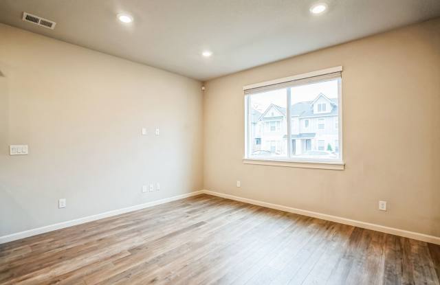 $500 off the first month's rent with a lease signed by 10/20 Gallery 4