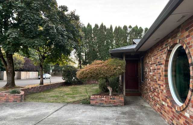 Freshly Updated Ranch Style Home in Newberg Gallery 4