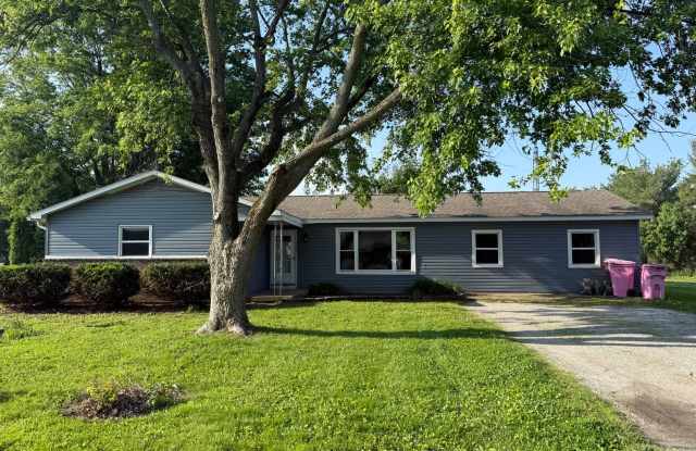 Beautiful Southside Country Home with Large Yard photos photos