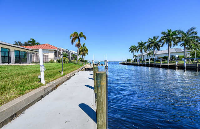 QUINTESSENTIAL WATERFRONT RENTAL WITH SAILBOAT ACCESS Gallery 3