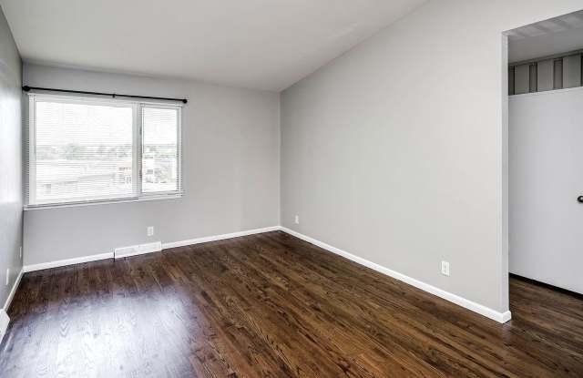 Top-Floor 2-Bedroom Apartment with Vaulted Ceilings! Gallery 3