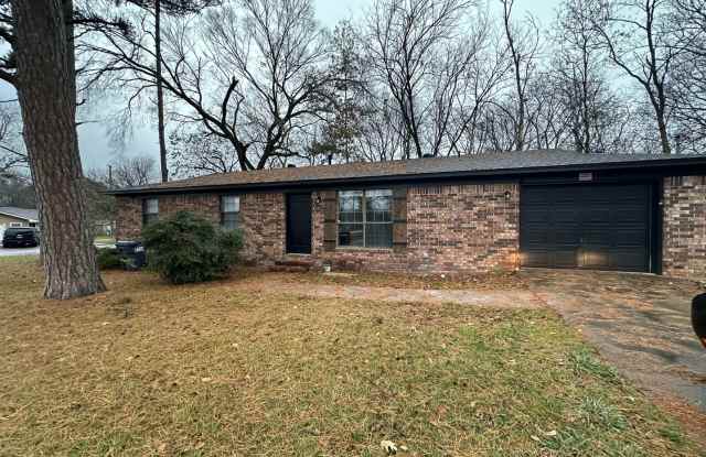 Welcome to this charming 3-bedroom, 1.5-bathroom home located in the heart of Russellville, AR. - 610 West 4th Place, Russellville, AR 72801