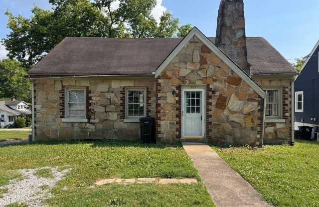 Three bedroom, one bath house! - 401 West 15th Street, Columbia, TN 38401