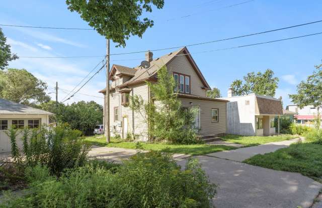 Charming 1 BR Upper Duplex in Heart of Northeast Minneapolis photos photos