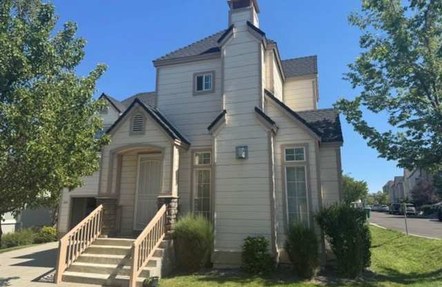 <b> Three Bedroom near Wildcreek Golf Course<br><br> Gallery 1