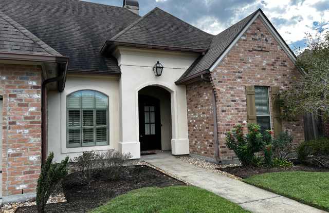 4 Bedroom, 3 Bathroom, Brick Home, Two Car Garage, Fireplace, High Ceilings, Granite Countertops, Fenced in Yard. Custom Built Home, Walkers Lake Subdivision , Triple-Split Floor Plan. Gallery 1