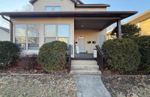 Sun-Filled Living with Hardwood Floors Near Downtown photos photos