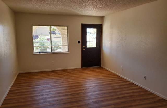 1815 Long Gallery 2