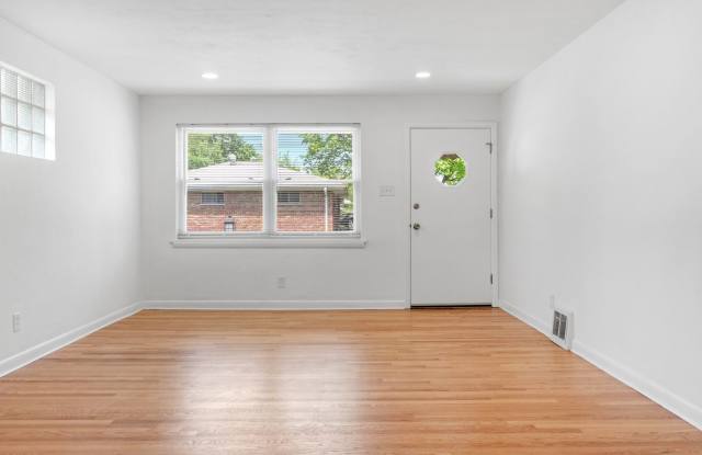 Darling 2 Bedroom Bungalow! Gallery 3