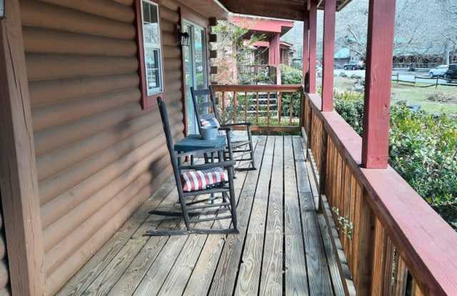 $1,100 - 2 Bedroom / 1 Bath Partially Furnished Log Cabin Near Cherokee Gallery 3