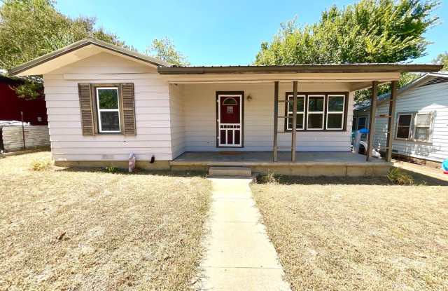 Charming 2 Bedroom House with Detached Garage & Workshop in the Heart of Llano! photos photos Charming 2 Bedroom House with Detached Garage & Workshop in the Heart of Llano! photos photos