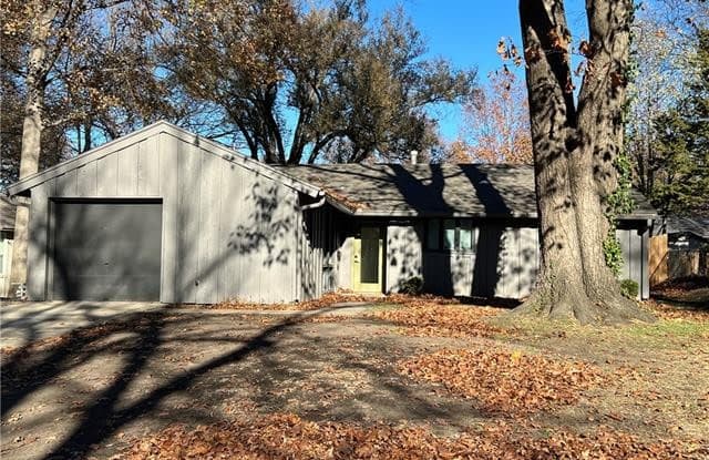 6014 W 78th Terrace - 6014 West 78th Terrace, Prairie Village, KS 66208