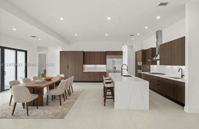 5718 Ashwood Cir W Gallery 2