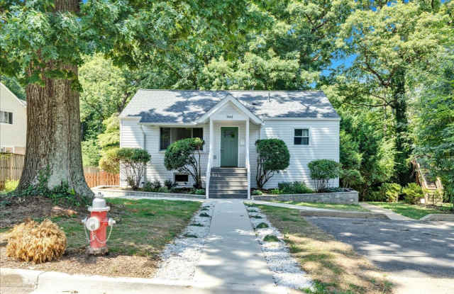 Exquisite 2-bedroom single-family home - 3842 Pinewood Terrace, Lake Barcroft, VA 22041