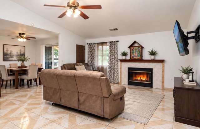 FOR RENT – Spacious 4-Bedroom, 2-Bathroom Home in Dinuba, CA Gallery 4
