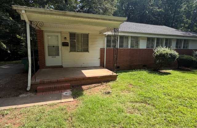 7 minutes away from Bank of America Stadium!! Move in Ready photos photos