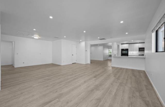 Compound walking distance to SDSU! Gallery 4
