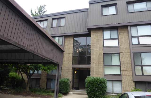 Sunny Top Floor Condo w/ Covered Parking - 5160 Maris Avenue, Alexandria, VA 22304