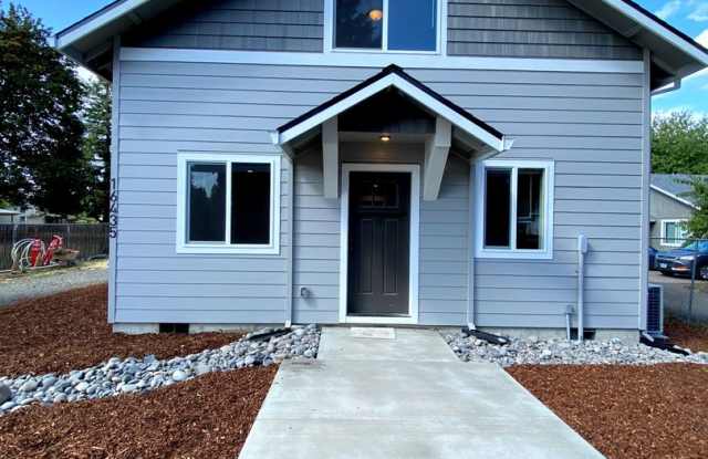 New 2 Bed, 2 Bath House with Washer and Dryer Gallery 1