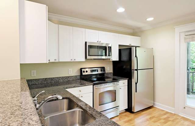 Student + Pet-Friendly Woodlands Condo with Community Amenities Gallery 3
