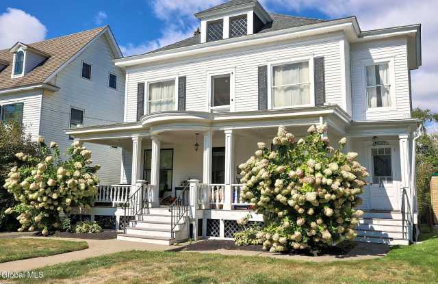 28 Manning Boulevard unit: 2 photos photos