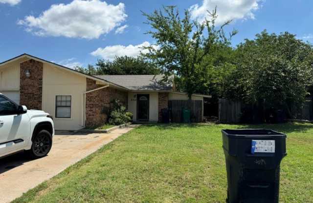 2 bed, 2 bath with a 1 car garage storage conversion duplex for rent in SW OKC and in Moore schools! - 8310 South Camay Avenue, Oklahoma City, OK 73159 2 bed, 2 bath with a 1 car garage storage conversion duplex for rent in SW OKC and in Moore schools! - 8310 South Camay Avenue, Oklahoma City, OK 73159