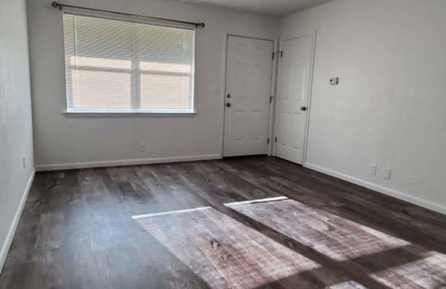 (2) Bed/(1) Bath Updated and Located just East of Campus Avail 8/11! Gallery 3