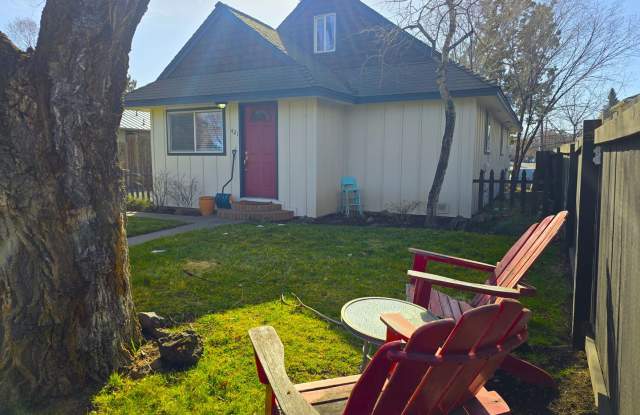 Bring the Pets! Midtown 2 Bdrm Cottage, w/Den, 2 bath, All Appliances incl washer/dryer, Storage photos photos