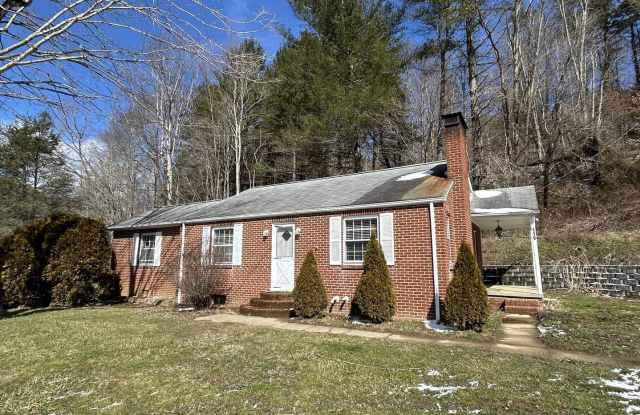 Cute Brick House in Cove Creek Area - 118 Old US Highway 421, Cove Creek, NC 28692