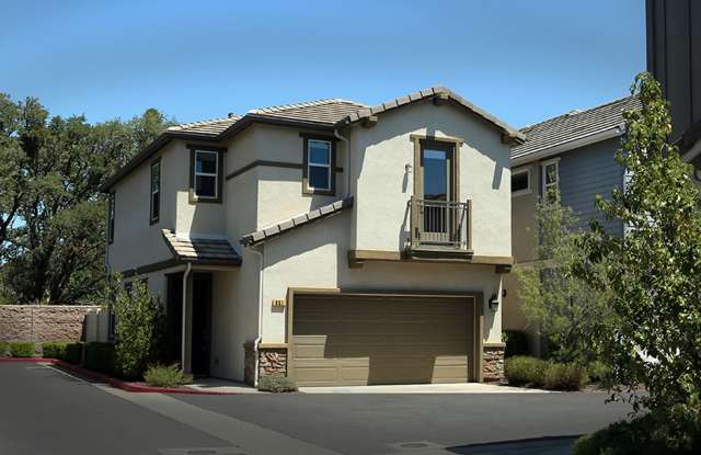 Desirable Arbor Ridge Devlopment - 321 Oak Hill Road, El Paso de Robles, CA 93446