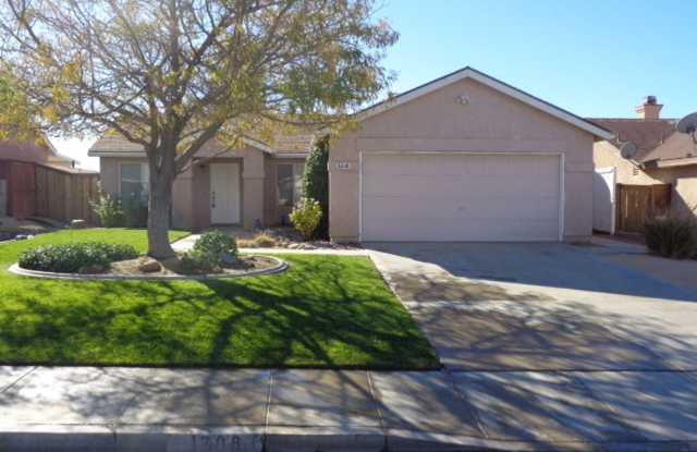 Beautiful One Story Home in Rosamond in Excellent Condition - 1208 Arlington Court, Rosamond, CA 93560