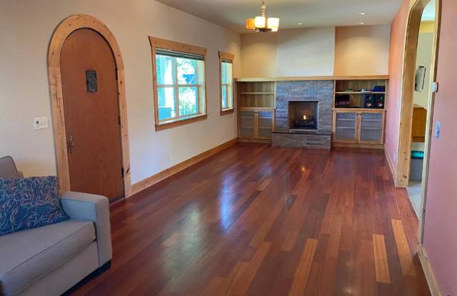 Beautiful 3 Bed/2.5 Bath Home in Downtown Bend - Jefferson Place Gallery 4