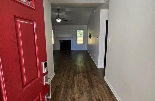 Lovely 3 Bedroom with Trash Included and Option to Include Water! Gallery 3