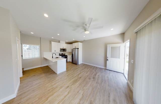 4BD/2BA, Spacious Yard Gallery 4