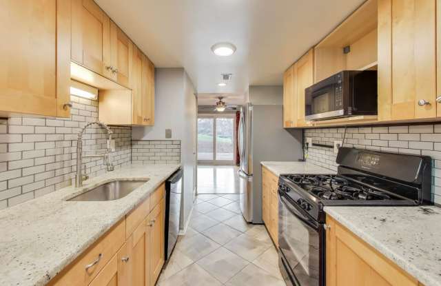 Nicely Remodeled 3 bed / 3.5 BATH's - 3 level brick TH in sought after Columbia on a premium lot Gallery 3