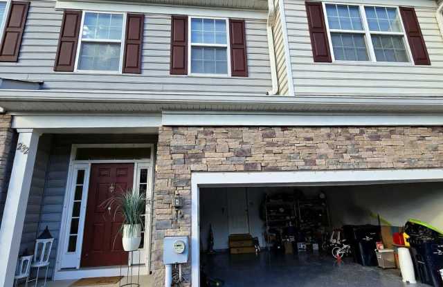 232 FAIRFIELD Circle W Gallery 1