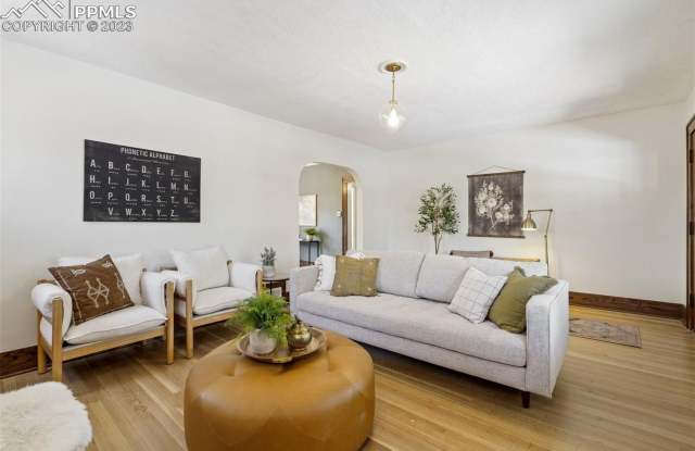 Updated Craftsman, minutes to downtown - 4 bedroom, 2 bath, alley parking + garage Gallery 4