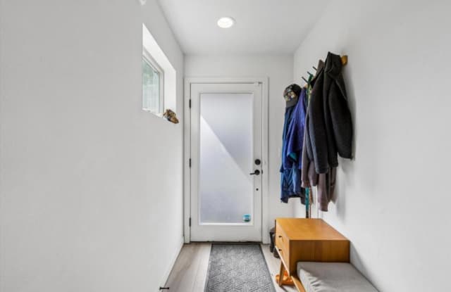 1506 S Hill St Gallery 4