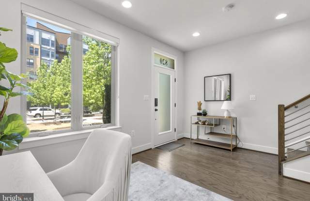 820 THOMPSON Crescent Gallery 4