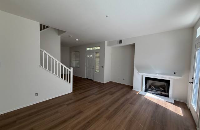 Sheridan Place: 3 Bed 2.5 Bath Attached Townhouse Gallery 4