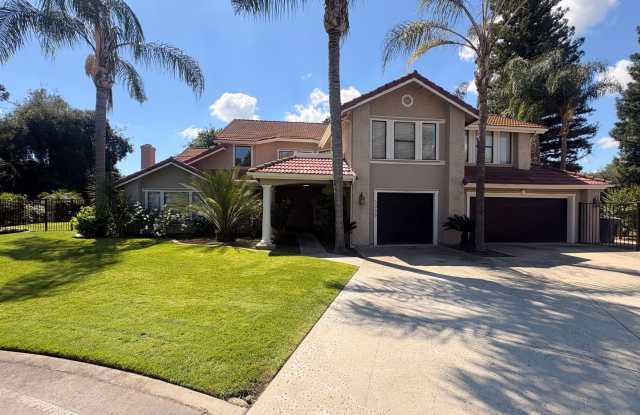 Elegant 4 Bedroom Home in The Lakes Gallery 3